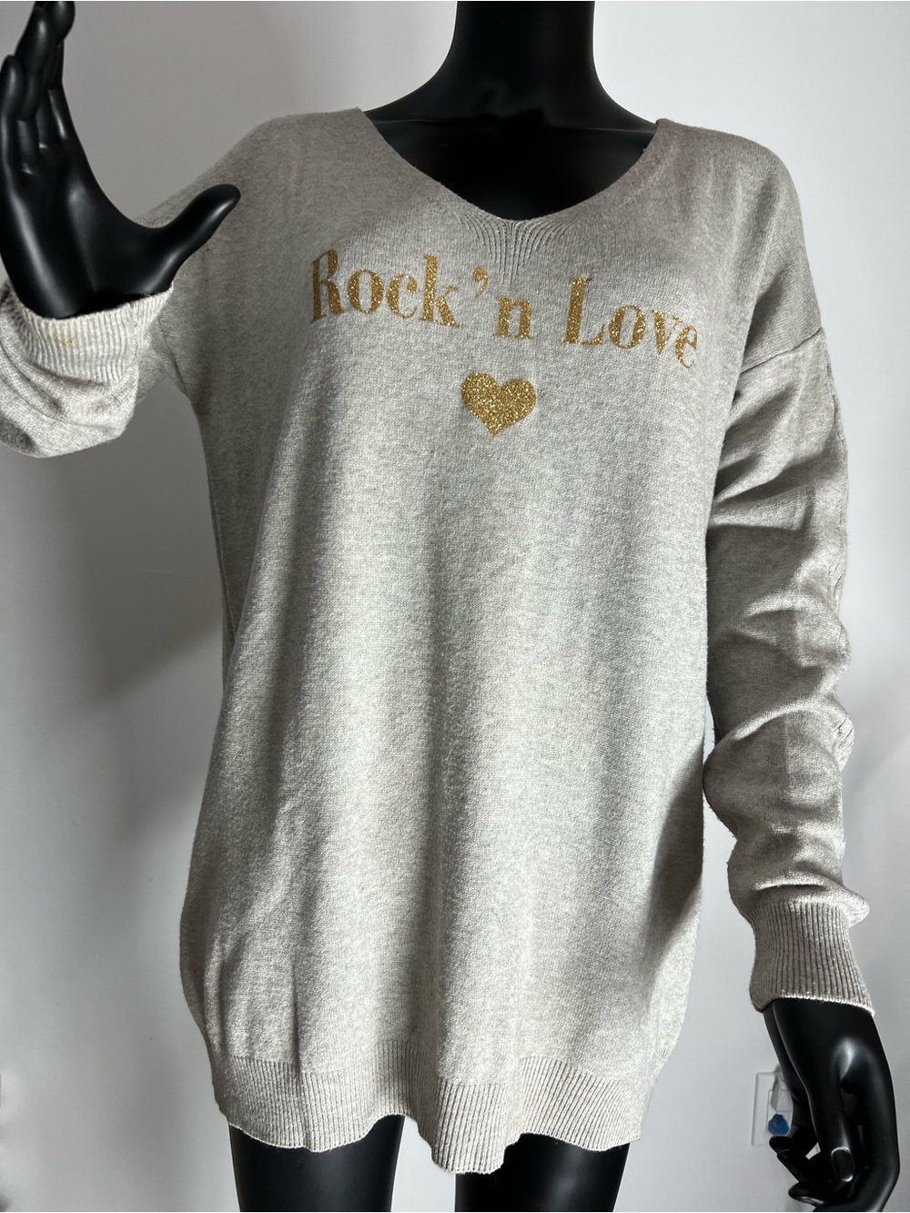 Made in Italy 🇮🇹 Rock 'n Love Metallic-Print V-Neck Sweater - Light taupe